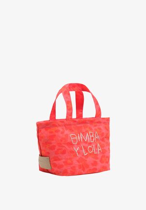 Mała jasnoróżowa torba typu tote z krótkimi uchwytami, subtelnymi czerwonymi wzorami i białym haftem "BIMBA Y LOLA" na przodzie.