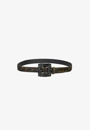 Cinturón con estampado de camuflaje y hebilla rectangular negra adornada con detalles rectangulares. Hecho de cuero con textura suave.