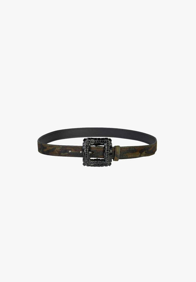 Cinturón con estampado de camuflaje y hebilla rectangular negra adornada con detalles rectangulares. Hecho de cuero con textura suave.
