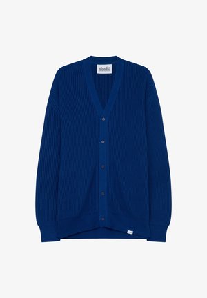 Blauer gerippter Strickcardigan mit langen Ärmeln, V-Ausschnitt, fünf Knöpfen vorne und einem kleinen Etikett in der Nähe des Saums.