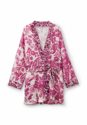 Jasnoróżowy szlafrok z ciemnoróżowymi kwiatowymi i paisley wzorami, długie rękawy, szeroki kołnierz i pasek wiązany w talii.