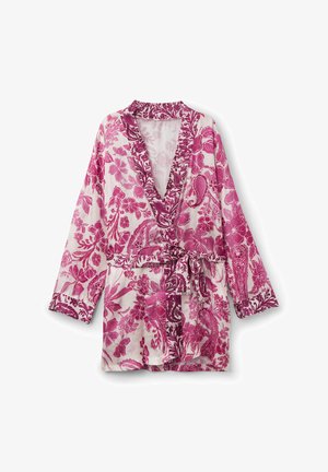 Hellrosa Bademantel mit dunkelrosa Blumen- und Paisley-Mustern, langen Ärmeln, weitem Kragen und einem gebundenen Gürtel in der Taille.