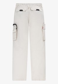 Ljust beige cargobyxor med elastisk midja, två sidofickor och två cargofickor på låren. Slät bomullstextur.