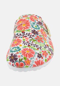 Sabots floraux avec une base blanche éclatante ornée de diverses fleurs colorées en rose, violet et vert, dotés d'une fermeture à boucle.