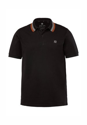 Polo nero con una patta a tre bottoni, colletto a righe arancione e grigio, e un piccolo logo bianco sul lato sinistro del petto.