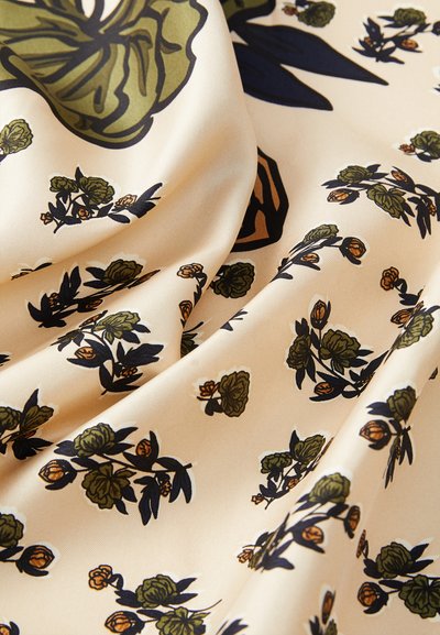 Tessuto di satin con un motivo floreale caratterizzato da foglie verdi e boccioli arancioni su uno sfondo beige, che presenta una superficie liscia e lucida.