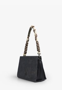 Sac à main rectangulaire en tissu bleu marine foncé avec une finition texturée. Il est doté d'une poignée tressée avec des accents crème et marron et d'un logo de crâne.