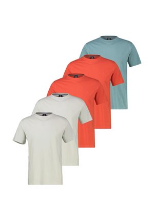 Fem ensfarvede t-shirts med rund hals i afdæmpet grøn, to nuancer af orange og to nuancer af beige, arrangeret i en trappestillet række.
