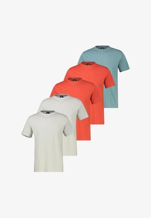 Fem ensfarvede t-shirts med rund hals i afdæmpet grøn, to nuancer af orange og to nuancer af beige, arrangeret i en trappestillet række.