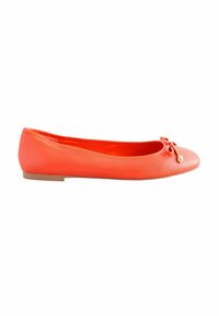 Koralli nahka ballerinat, joissa on pyöreä kärki, pieni nauhakoriste ja litteä kumipohja. Silkkinen pinta ja minimalistinen muotoilu.
