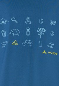 Tela azul con varios íconos de color azul claro que representan actividades y equipos al aire libre, con el logo amarillo de "Vaude" en la esquina inferior derecha.