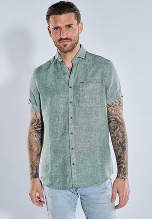 Kurzärmliges, knöpfbares Hemd aus leichtem grünen Leinen, mit einer Brusttasche und lässiger Passform. Das Material hat eine strukturierte Oberfläche.
