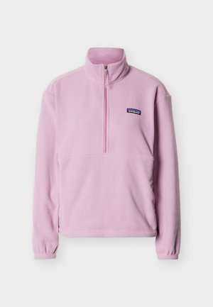 Svetloružový flísový pulóver s krátkym zipsom, stojačikom, dlhými rukávmi a malým logom Patagonia na ľavej strane hrudníka.