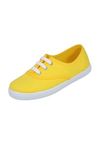 Zapatilla de lona amarilla con suela de goma blanca, presenta tres ojetes y cordones blancos. Textura suave, punta redondeada y diseño bajo.