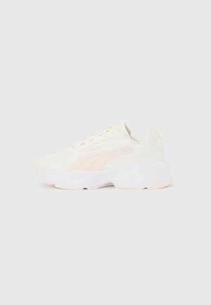 Weißer und hellrosa Puma-Sneaker mit klobiger Sohle, Schnürsenkeln und glattem Obermaterial, seitlich auf einem schlichten Hintergrund positioniert.