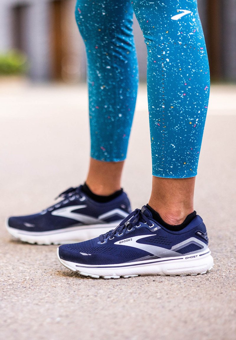Brooks GHOST 15 Laufschuh Neutral peacoat pearl salt air/dunkelblau