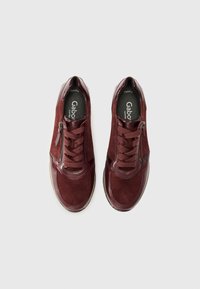 Baskets en cuir suédé bordeaux avec des accents en cuir contrastés, bout rond, design à lacets et fermeture éclair sur le côté pour un accès facile.