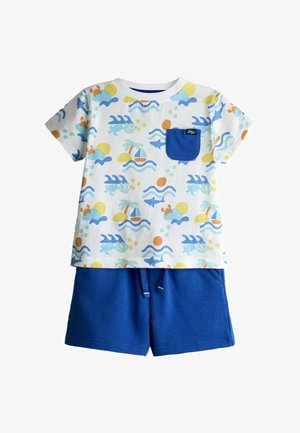 Biele tričko s krátkym rukávom pre batoľa s modrými potlačami s oceánskou tematikou a modrým vreckom, v kombinácii so sivomodrými šortkami so sťahovacou šnúrkou.