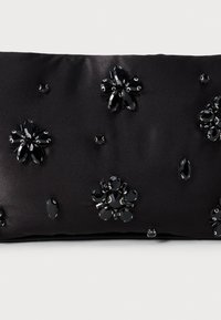 Fekete selyem clutch, amelyet ékkövekből álló, virágmintákba rendezett fekete gyöngycsokrok díszítenek egy sima háttér előtt.
