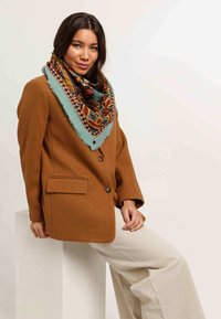 Bruine wolmix oversized blazer met één knop en zakken, gecombineerd met een multicolore patroon sjaal met een franjerand.