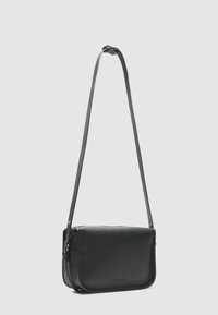 Borsa a tracolla nera in pelle con finitura testurizzata, tracolla regolabile e design minimalista. Presenta dettagli in metallo dorato.