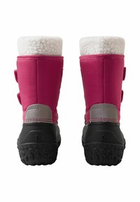 Różowe wodoodporne buty z puszystym białym wykończeniem, czarnymi gumowymi podeszwami i szarymi akcentami. Zaprojektowane z dwiema paskami na rzep do zapięcia.