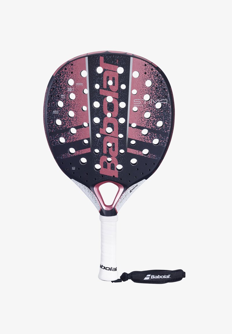 Babolat padel-racket med et sort og pink design, perforeret hoved, hvidt greb og et håndledsrem til fastgørelse.