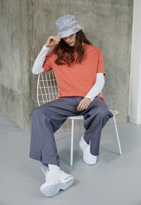 Não selecionado, madder root/white