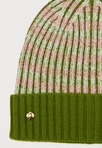 Bonnet en tricot vert avec un motif rayé rose et vert clair. Doté d'un revers côtelé vert et d'un accent logo en forme de pique doré sur le côté.