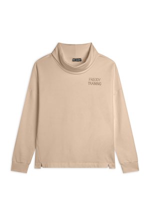 Haut à manches longues beige avec un col drapé, fabriqué en tissu doux. Présente un texte subtil "FREDDY TRAINING" sur la poitrine et des fentes sur les côtés à l'ourlet.
