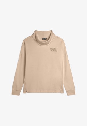 Haut à manches longues beige avec un col drapé, fabriqué en tissu doux. Présente un texte subtil "FREDDY TRAINING" sur la poitrine et des fentes sur les côtés à l'ourlet.