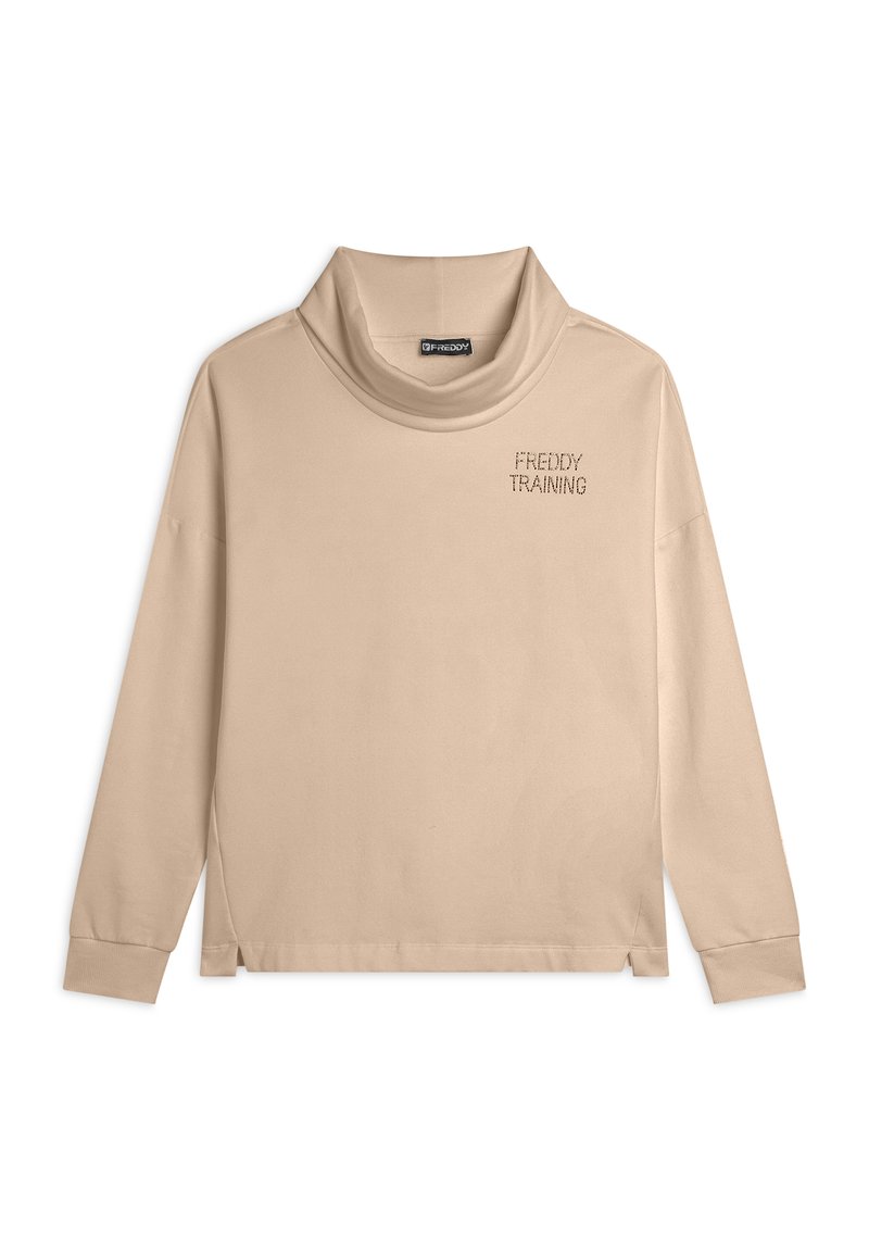 Maglietta beige a maniche lunghe con collo cowl, realizzata in tessuto morbido. Presenta un discreto testo "FREDDY TRAINING" sul petto e spacchi laterali all'orlo.