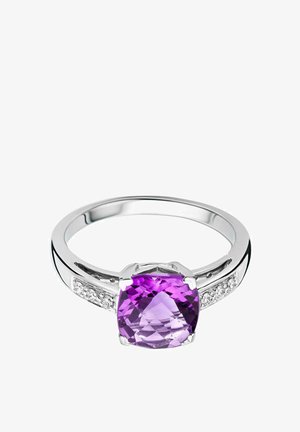 Ametistni prstan s kvadratnim vijoličnim kamnom, postavljen v poliranem srebrnem pasu z majhnimi prozornimi akcentnimi kamenčki.