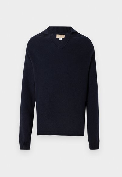 Tengerészkék hosszú ujjú pulóver V-kivágással és bordázott mandzsettákkal, fehér háttér előtt bemutatva.