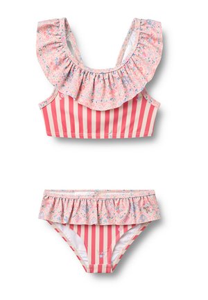 Pigetoej i to dele med lyserøde og hvide lodrette striber, blomsterprint med flæser på top og bund, ærmeløs crop top og bikini-underdel.