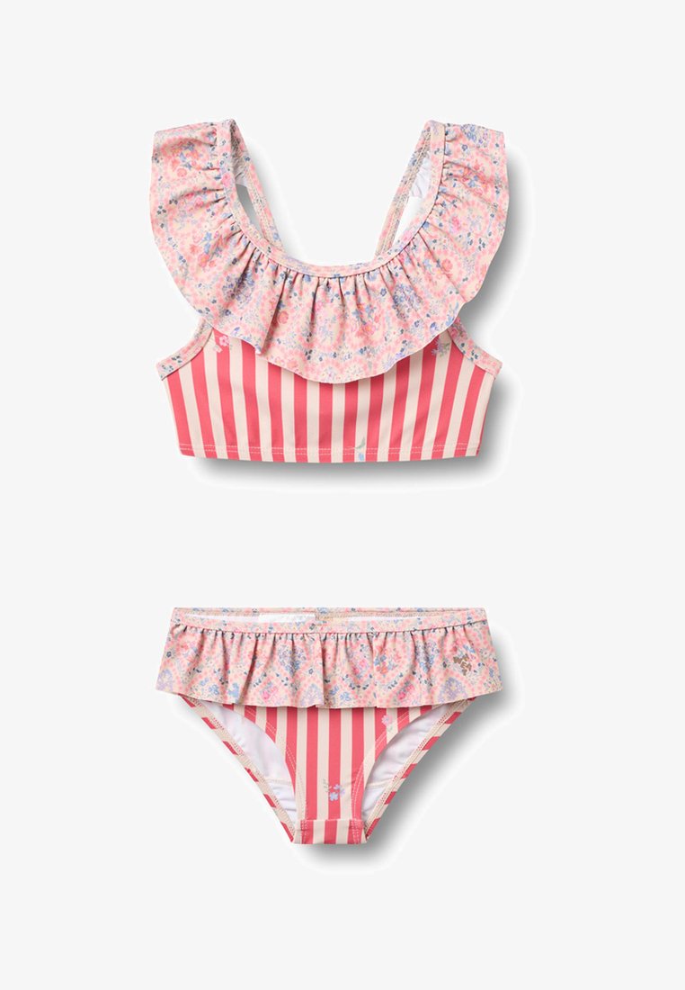 Maillot de bain deux pièces pour filles avec des rayures verticales roses et blanches, bordure à volants florale en haut et en bas, crop top sans manches et culotte bikini.