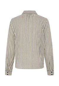 Csíkos blúz tejszínből és sötétkékből, könnyű anyagból készült. Gallérral, hosszú ujjakkal és gombos mandzsettákkal rendelkezik, enyhén ívelt szegéllyel.