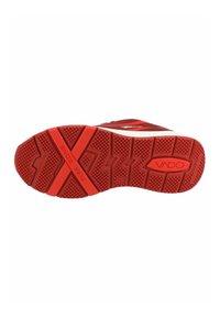 Suola di scarpa sportiva rossa con un motivo di trazione testurizzato, gomma spessa per aderenza e logo "VADO". Presenta una zona di flessibilità al centro.