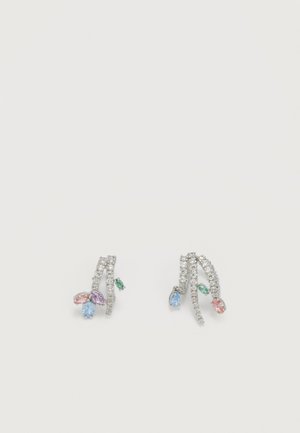 Boucles d'oreilles en argent avec de petits cristaux clairs, chacune ornée de trois pierres précieuses colorées en bleu, rose, violet et vert disposées comme des feuilles.