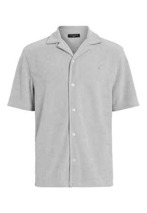 Camisa gris de manga corta hecha de una tela suave, con cierre de botones en la parte delantera, cuello y un discreto detalle de logo en el pecho.