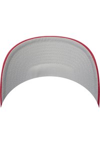 Grijze pet met een rood gestikte rand. Vlak ontwerp, textielmateriaal, zichtbare stiksels en een open onderkant. Geen logo's of patronen.
