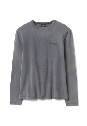 Camiseta gris de manga larga con cuello redondo y logo bordado sutil en el pecho izquierdo, exhibida plana sobre un fondo blanco.