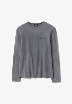 Maglietta grigia a maniche lunghe con scollo rotondo e logo ricamato in modo sottile sul petto sinistro, mostrata stesa su uno sfondo bianco.