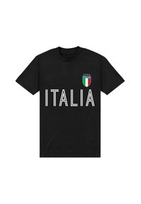 Černé tričko s nápisem "ITALIA" v tučných bílých písmenech; malá zeleno-bílo-červená znaková logo se hvězdami nad textem.