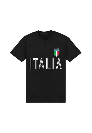 Czarny T-shirt z napisem "ITALIA" dużymi białymi literami; małe logo tarczy w kolorach zielonym, białym i czerwonym z gwiazdkami nad tekstem.