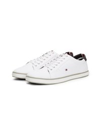 Sneakers in tela bianca con un design a profilo basso. Presentano lacci piatti, punte rinforzate e un tallone in un colore a contrasto.