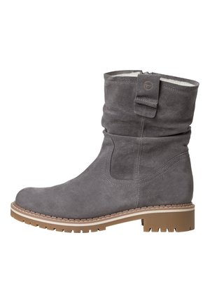 Graue Wildleder-Ankle-Boots mit einem lässigen Design, weißem Futter und einer strukturierten Gummisohle. Mit einem seitlichen Reißverschluss und einer Schlaufe für einfaches Anziehen.