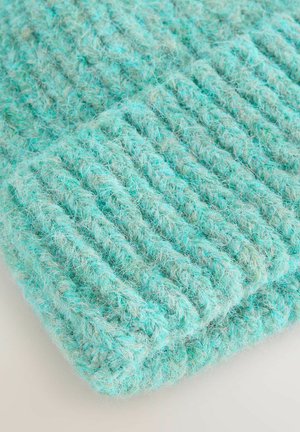 Material turcoaz tricotat manual din lână, cu un model texturat în dungi și o aparență moale, pufoasă, prezentând nuanțe variate de albastru și verde.