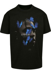 Sort bomulds t-shirt med et grafisk print af et ansigt udsmykket med blå sommerfuglemotiver og teksten "LE PAPILLON" centralt vist.