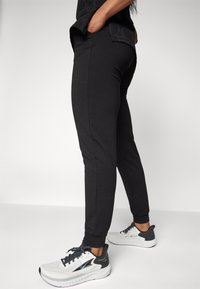ONLY Play Teplákové kalhoty - black